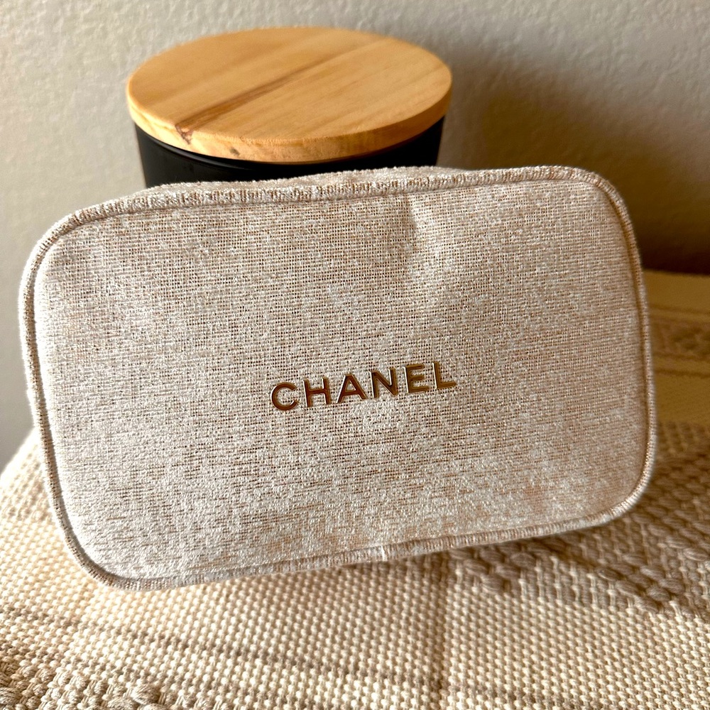 NWOT Chanel Makeup Bag in White and Gold
